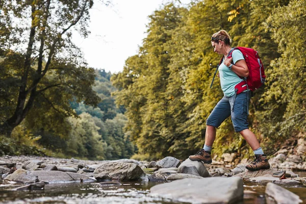 Reizen Trekking Met Rugzak Concept Imago Backpacker Vrouw Trekking Laarzen — Stockfoto