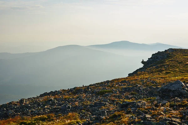 Een Man Die Naar Zonsopgang Kijkt Bergen Bij Zonsopgang Een — Stockfoto