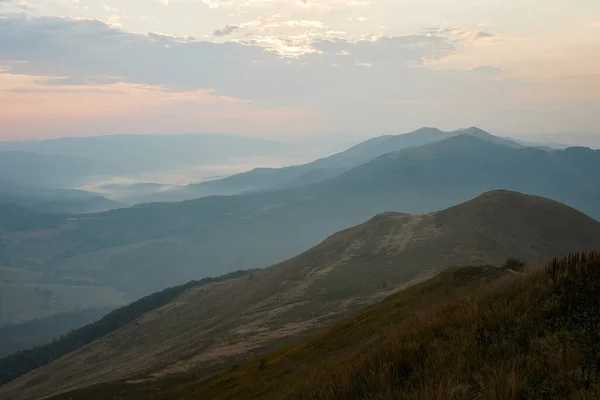 Berglandschap Landschappelijk Uitzicht Bergtoppen Hellingen Heuvels Dalen Bedekt Met Mistige — Stockfoto