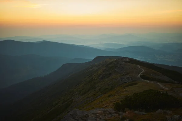 Sonnenaufgang Den Bergen Natürliche Berglandschaft Mit Beleuchteten Nebligen Gipfeln Nebligen — Stockfoto