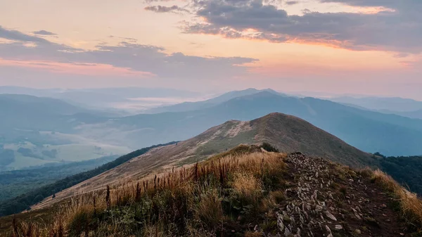Zonsondergang Bergen Natuurlijk Berglandschap Met Verlichte Mistige Pieken Mistige Hellingen — Stockfoto