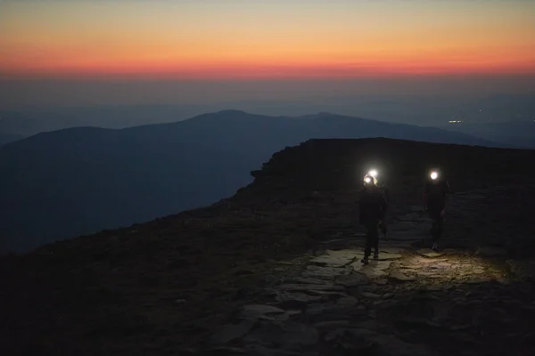 Люди Ходят Походы Ночью Увидеть Восход Солнца Горы Рассвете Человек — стоковое фото