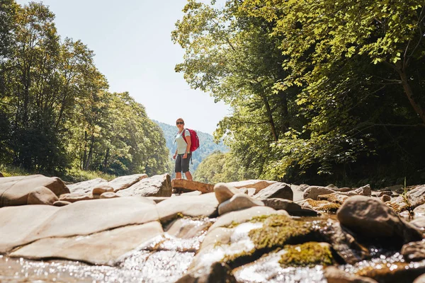 背包族概念形象的旅行 女背包客穿着远足靴穿越山河 夏天去登山的女人 与大自然亲近的度假之旅 自然景观 — 图库照片