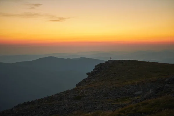 Een Man Die Naar Zonsopgang Kijkt Bergen Bij Zonsopgang Een — Stockfoto