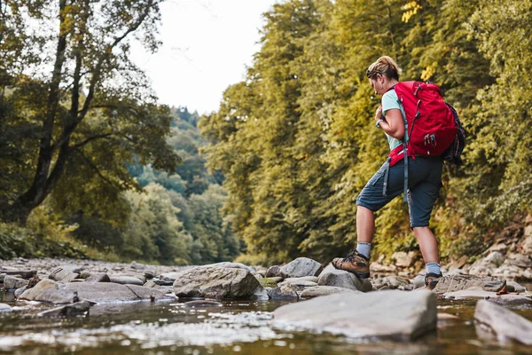 Reizen Trekking Met Rugzak Concept Imago Backpacker Vrouw Trekking Laarzen — Stockfoto