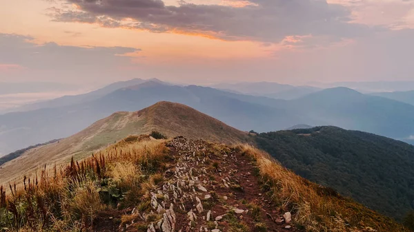 Sonnenuntergang Den Bergen Natürliche Berglandschaft Mit Beleuchteten Nebligen Gipfeln Nebligen — Stockfoto
