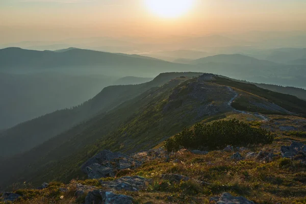 Východ Slunce Horách Přírodní Horská Krajina Osvětlenými Mlžnými Štíty Mlhavými — Stock fotografie