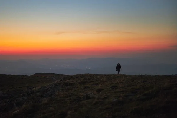 男人看日出 日出时山 站在山顶上的人山水自然景观 雾蒙蒙的山峰 雾蒙蒙的斜坡和山谷 橙色的黄光 波兰别斯卡尔 齐维茨基的惊人场景 — 图库照片