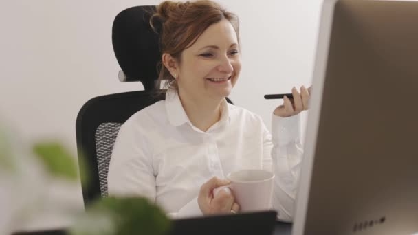 Kadını Bilgisayarla Görüşmesi Yapıyor Girişimci Bilgisayardaki Akıllı Telefondaki Grafikler Üzerinde — Stok video