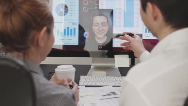 讨论财务数据的业务同事在办公室里一起工作 在计算机和智能手机上使用图表和表格的人是企业家 人们一起工作 办公室工作 — 图库视频影像