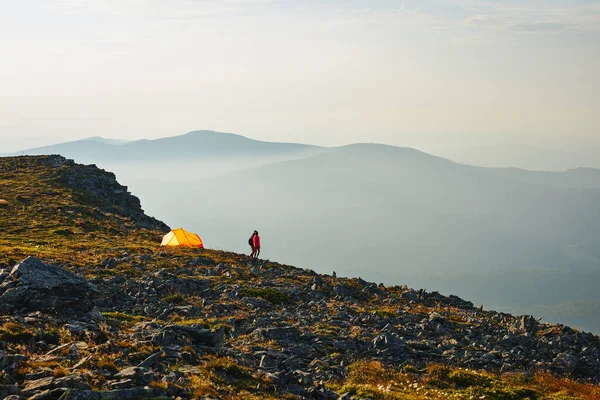 Nsanlar Yaz Tatillerini Dağlarda Geçirir Çadırın Yanında Durup Vadide Güneşin — Stok fotoğraf