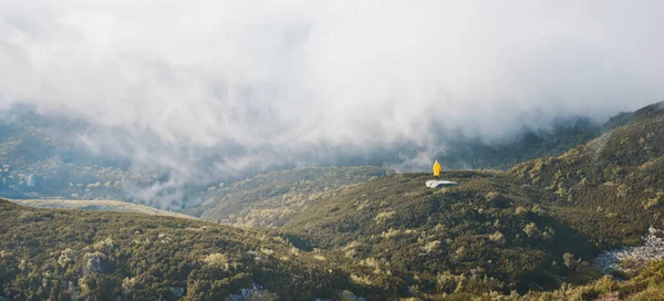 Відпустка Горах Жінка Стоїть Скелі Пагорбі Дивлячись Туман Напій Жовтій Стокове Зображення