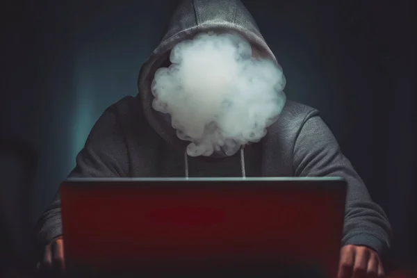 Πρόσωπο Καλυμμένο Καπνό Ανώνυμος Που Χρησιμοποιεί Υπολογιστή Για Σπάσει Την Royalty Free Φωτογραφίες Αρχείου