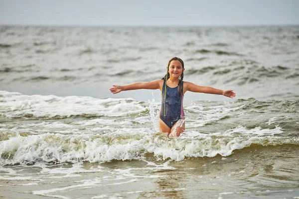 Liten Flicka Som Leker Med Vågor Havet Ungen Plaskar Lekfullt — Stockfoto