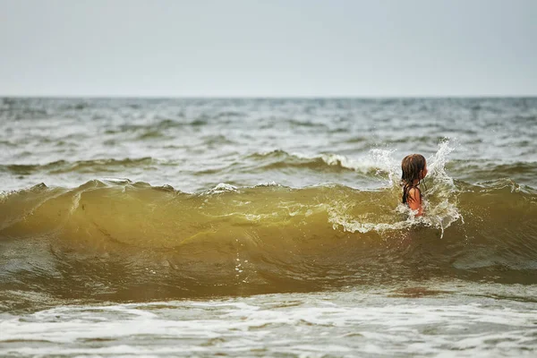Κοριτσάκι Που Παίζει Κύματα Στη Θάλασσα Παιδί Πιτσιλίζει Παιχνιδιάρικα Στα — Φωτογραφία Αρχείου