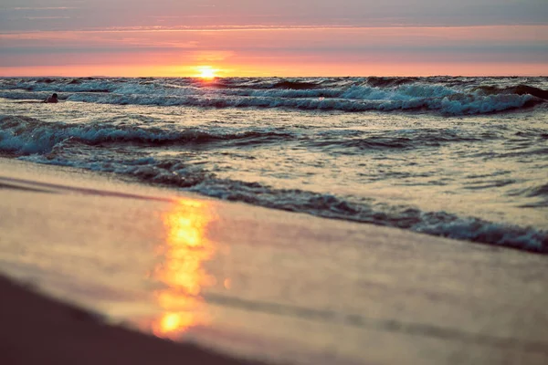 ดวงอาท ตกหร อพระอาท นเหน อคล นทะเลบนชายหาด แสงแดดสะท ฉากดราม อารมณ แสงอาท — ภาพถ่ายสต็อก