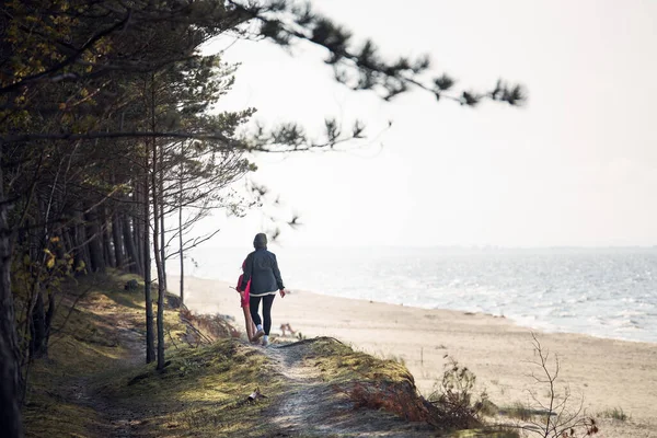 Familjepromenader Skogen Längs Stranden Sommar Semester Resa Nära Naturen Människor — Stockfoto