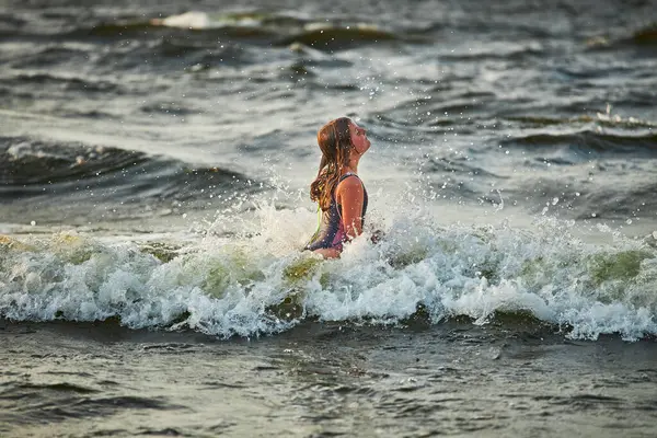 Niña Jugando Con Olas Mar Chico Salpicando Juguetonamente Con Olas — Foto de Stock