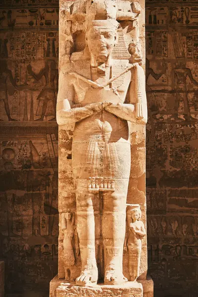 Скульптура Фараона Єгипетські Ієрогліфи Стародавньому Храмі Популярна Єгипетська Пам Ятка — стокове фото