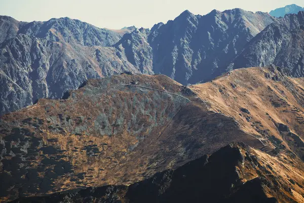 Polonya 'daki Tatra Ulusal Parkı' ndaki dağ manzarası. Popüler turist eğlencesi. İnanılmaz doğa manzarası. En ünlü seyahat yerleri. Doğa konseptinin güzelliği