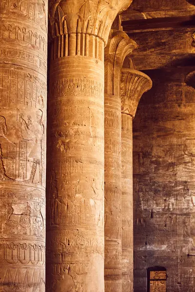 Egyiptomban Ősi Templom Belseje Egyiptomi Hieroglifákkal Rendelkező Oszlopok Népszerű Egyiptomi Stock Fotó