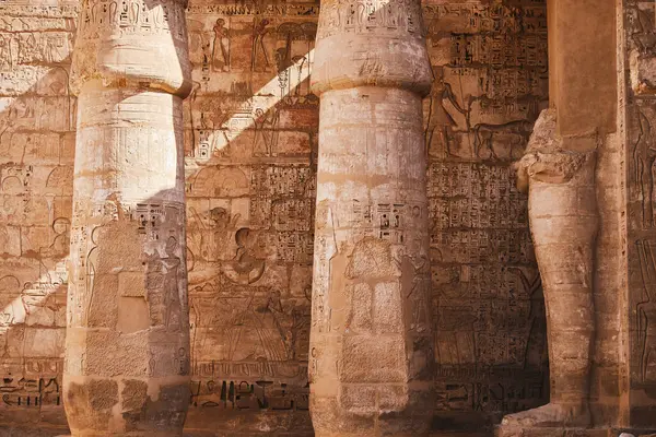 Columnas Con Jeroglíficos Egipcios Símbolos Antiguos Famoso Hito Egipcio Visitando Fotos De Stock