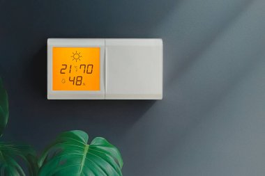 İklim kontrolörü. Akıllı ev uzaktan kumandası. Sıcaklığı ayarla. Cihazlar ev sistemine bağlı. Modern ev hayatı. Akıllı ofis dijital dokunmatik ekranı. İklim, kameralar, toplantı odaları, medya, aydınlatma, güvenlik sistemi için dijital gösterge paneli. 
