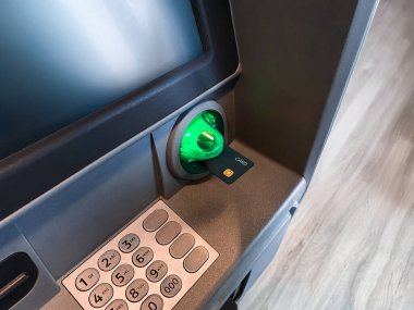 Kartı yanlışlıkla ATM 'de bırakmış, aceleyle. ATM 'den para çekmek. ATM kullanmanın güvencesi. Kredi kartıyla banka hesabından çek. Banka para makinesini güvene alın. Nakit para kutusundan çek. Finansal işlem konsepti. Parayı makineden alıyorum.