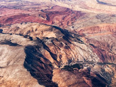 Yüksek çöl dağlarının havadan görünüşü. Dağ manzarası. Doğada güzellik. Ulaşılamaz dağ zirveleri. Sert bir iklim. Dünya 'ya bir uçak penceresinden bakmak. Arazinin havadan görünüşü. Afrika toprakları