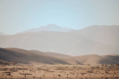 Fas 'taki Atlas Dağları. Afrika 'ya seyahat. Tatil gezisi. Fas kültürü. Yaz tatili. Kuzey Afrika. Dağ manzaraları. Çöl toprağı