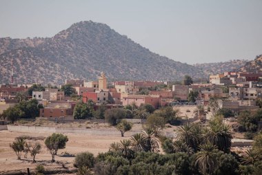 Fas 'taki dağlar. Afrika 'ya seyahat. Tatil gezisi. Fas kültürü. Yaz tatili. Kuzey Afrika. Dağ manzaraları. Çöl toprağı