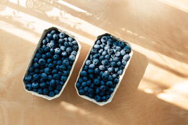 Çevre dostu konteynerlerdeki yabanmersinleri organik gıda dükkanından alınmış. Sağlıklı yiyecekler. Vitamin açısından zengin. Meyveli sağlıklı diyet