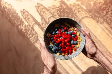 Meyveli sağlıklı müsli kahvaltısı. Bol meyve ve tam tahıllı sağlıklı bir kahvaltı. Çilekli yoğurt.