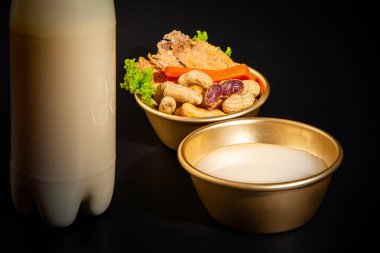 Makgeolli pirinç şarabı Kore mayalanmış alkollü içeceğidir..