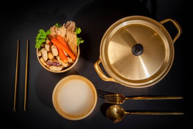 Makgeolli pirinç şarabı Kore mayalanmış alkollü içeceğidir..