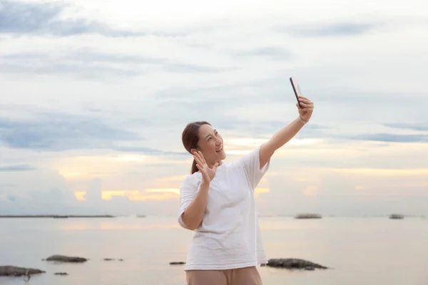 Azjatki Robią Zdjęcia Rozmowy Wideo Morzu Plaży Rano Wschodzie Słońca — Zdjęcie stockowe