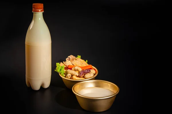 Makgeolli pirinç şarabı Kore mayalanmış alkollü içeceğidir..
