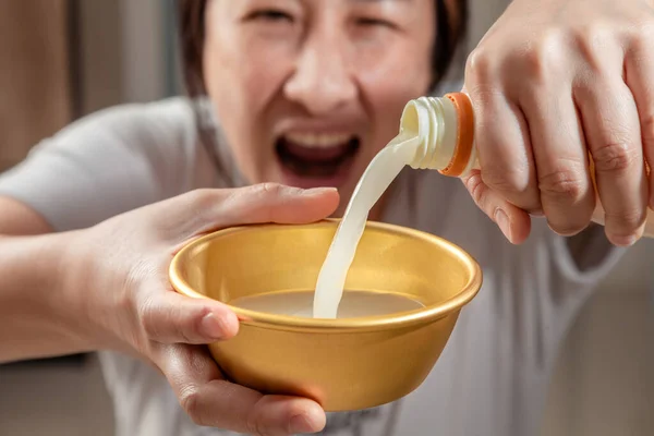 Kutlamak için Makgeolli içen Asyalı kadınlar. Makgeolli pirinç şarabı Kore mayalanmış alkollü içeceğidir..