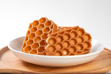 Beyaz bir masada gözleme. Taze waffle kahvaltısı, beyaz arka planda atıştırmalık.