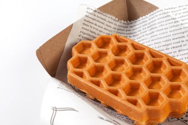 Beyaz bir masada gözleme. Taze waffle kahvaltısı, beyaz arka planda atıştırmalık.