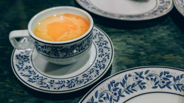 Masala çayı Hint sokak yemeği içer. Geleneksel Masala çay fincanı Hint usulü sıcak sütlü çay.