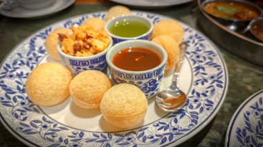 Pani Puri, Golgappe, tabaktan Hint yemeği. Hint akşam sokak yemekleri. Pani Puri veya Puchka Su Topları