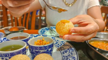 Pani Puri, Golgappe, tabaktan Hint yemeği. Hint akşam sokak yemekleri. Pani Puri veya Puchka Su Topları