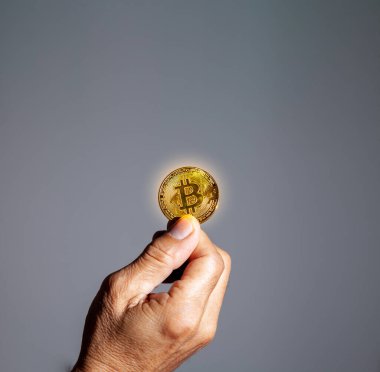Yaşlıların elinde Bitcoin altın para var. Kripto para birimi emeklilik konseptinden sonra yaşlıların finansal güveni.