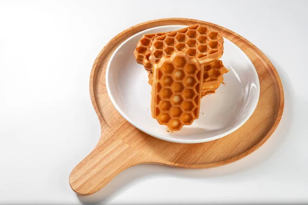 Beyaz bir masada gözleme. Taze waffle kahvaltısı, beyaz arka planda atıştırmalık.