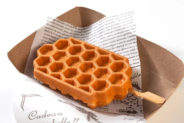Beyaz bir masada gözleme. Taze waffle kahvaltısı, beyaz arka planda atıştırmalık.