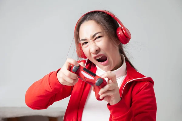 兴奋的亚洲女性玩家拿着耳机和操纵杆在线玩电子游戏 专业流水线游戏生气 挑战社交游戏的流水线 数码霓虹灯风格 — 图库照片