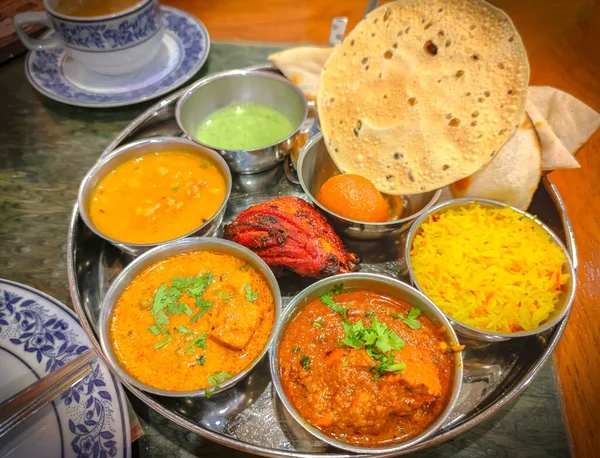 传统的印度菜 在餐馆里把印度食品分类放在桌子上 印度菜的开胃菜和菜肴 萨莫萨 奶油鸡 胡特尼 帕拉克饼 — 图库照片