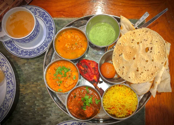 Традиционная Индийская Кухня Ассорти Индийской Еды Столе Ресторане Закуски Блюда — стоковое фото