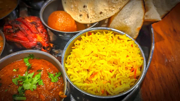 Традиционная Индийская Кухня Ассорти Индийской Еды Столе Ресторане Закуски Блюда — стоковое фото